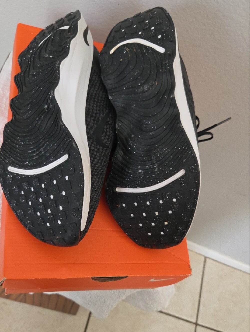 Nike Black and White Women’s Athletic Running Shoes - Picture 6 of 10